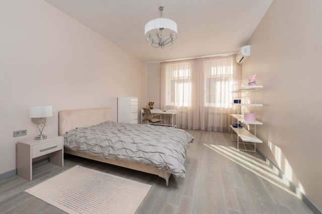Small bedroom rugs and lighting ideas with real size charts, chandelier dimensions, ceiling fan picks, and mirror placement tips that actually fit.