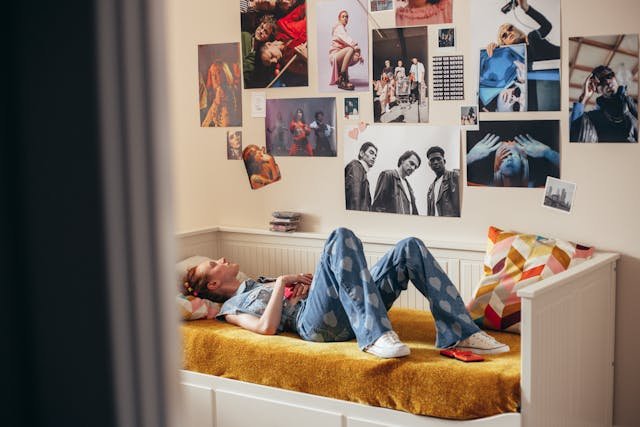 Teenage girl bedroom ideas for small rooms — bed choices, wall storage, lighting, and study zones that actually fit in a 10x10 space.