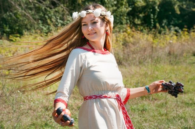 russian traditional clothing female