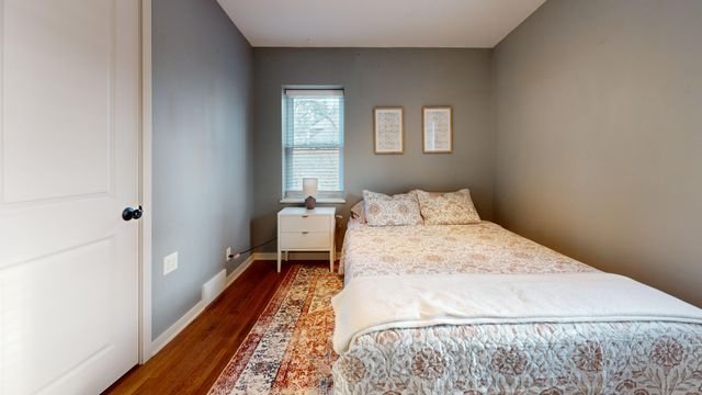 A queen bed in a small bedroom works — if the layout, clearance, and storage choices are right. Specific measurements and room arrangements for US and UK homes.