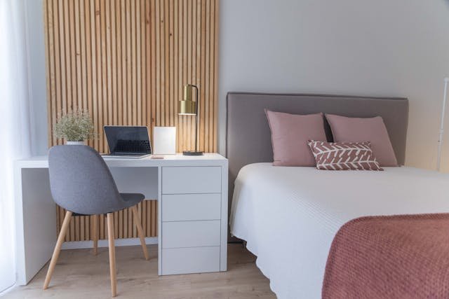 Small bedroom office combo ideas drawn from Sleep Foundation guidance and tested layouts — practical desk, storage, and lighting advice for real UK and US rooms.